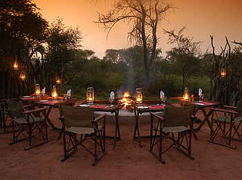Motswiri Private Safari Lodge: Abendessen rund um die Boma Motswiri Private Safari Lodge: Abendessen rund um die Boma