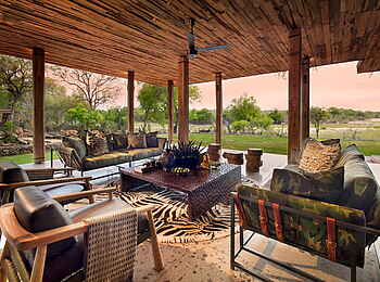 andBeyond Tengile River Lodge: Lounge mit Flussblick