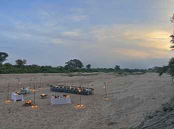 &Beyond Ngala Safari Lodge: Essen im Feuerschein