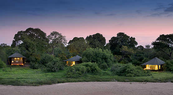 &Beyond Ngala Tented Camp: Blick auf die Gästezelte vom Flussbett &Beyond Ngala Tented Camp: Blick auf die Gästezelte vom Flussbett