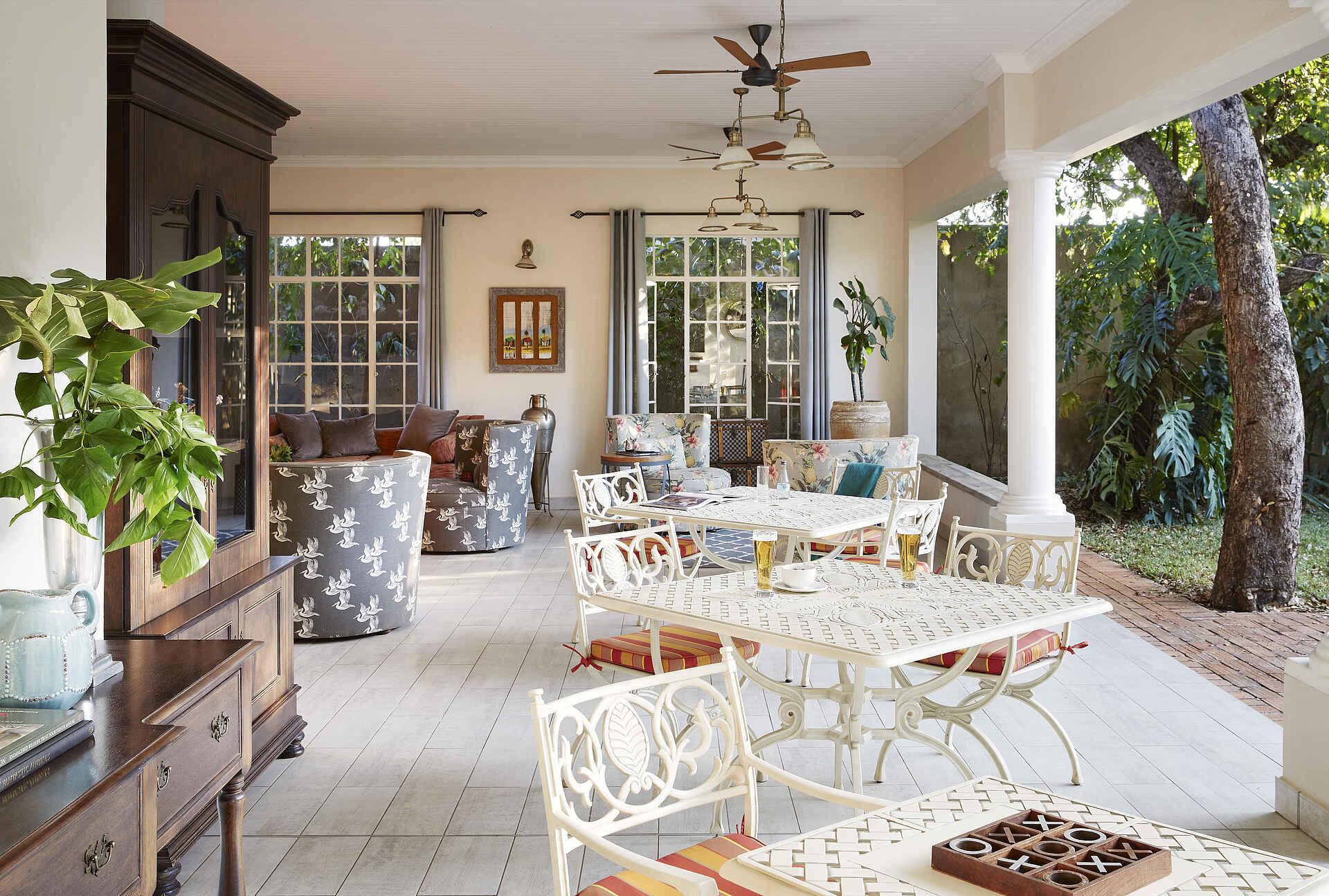 Batonka Guest Lodge: Blick auf die Terrasse