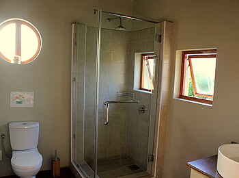 Chameleon Hills Lodge: Das ordentliche Gästebad mit Dusche, WC und Waschbecken