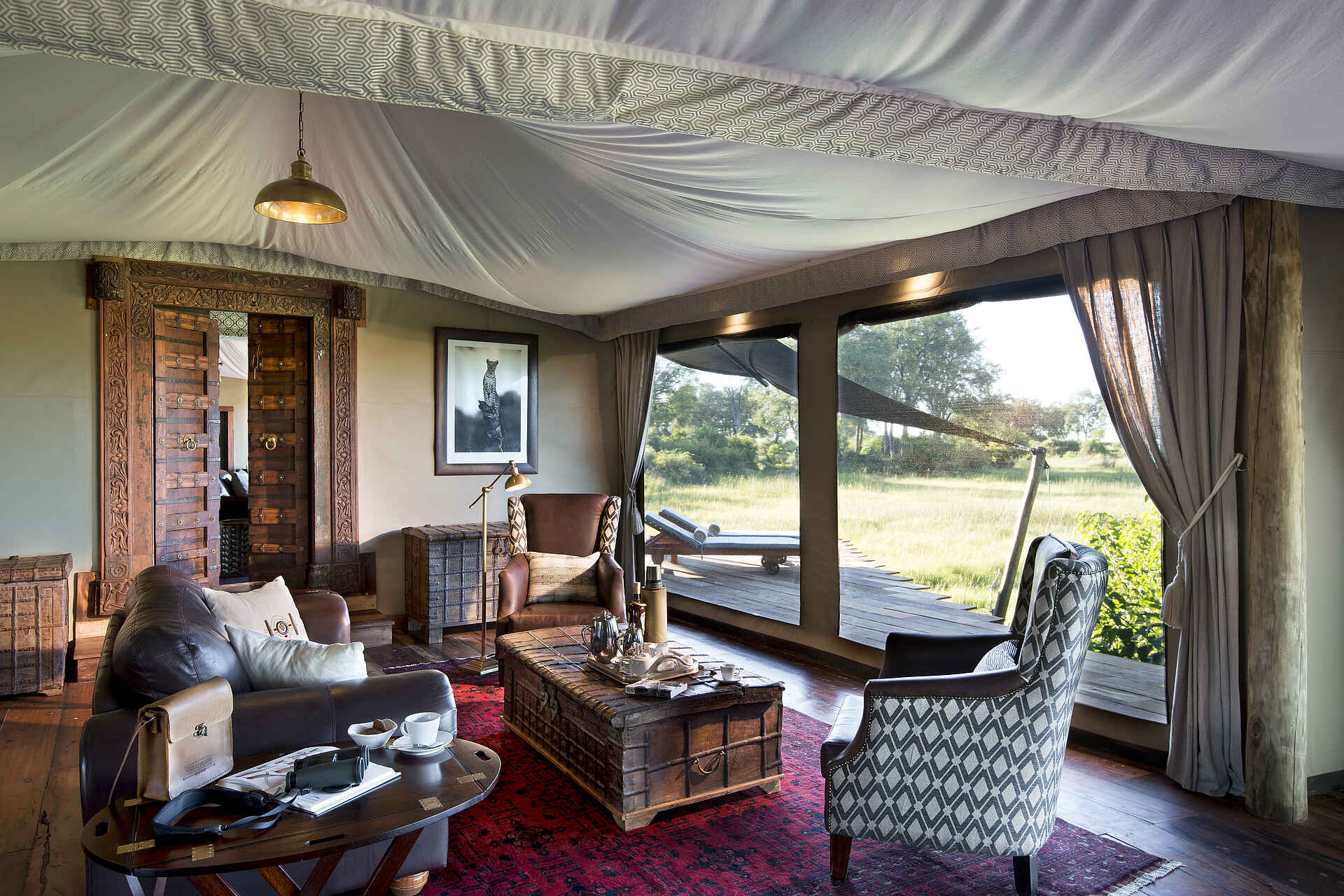 Duba Konzession, Duba Plains Suite, Great Plains Conservation, NG 23, Okavango-Delta, Duba Plains, Deck, Lounge, Sessel, Sofa, Truhe, Afrikarma, Afrikarma Safaris, Afrikarma Safaris - Wildnis. Hautnah., Afrikarma.de