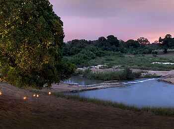 Dulini River Lodge: Dinner am Flussufer