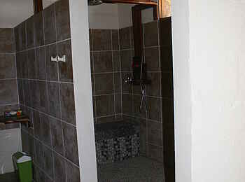 Edo's Camp: Duschkabine im Gästechalet Edo's Camp: Duschkabine im Gästechalet