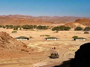 Hoanib Elephant Camp: Blick auf die Zeltsuiten von den umliegenden Bergen