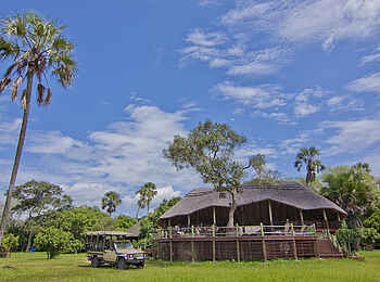 Katuma Bush Lodge: Ein Geländewagen vor der Lounge