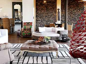 Molori Safari Lodge: Blick in den Wohnbereich der Metsi Presidential Suite