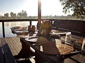 Ndhovu Safari Lodge: Frühstück am Fluss Ndhovu Safari Lodge: Frühstück am Fluss