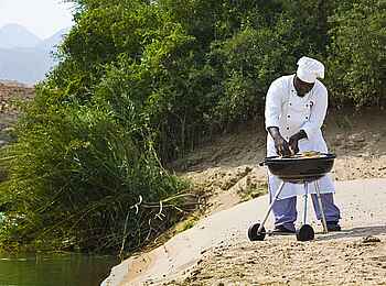 Okahirongo River Camp: Barbecue am Wasser Okahirongo River Camp: Barbecue am Wasser