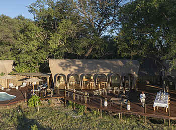 Okuti Camp: Terrasse mit Speisebereich und Pool