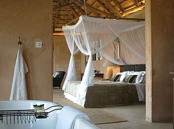 Royal Zambezi Lodge: Wanne und Doppelbett