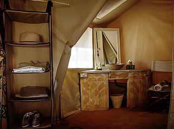 Serian's Serengeti Mobile Kusini Camp: Safari Tent Bad