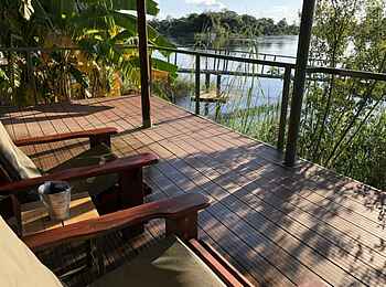 Shametu River Lodge: Terrasse am Fluss