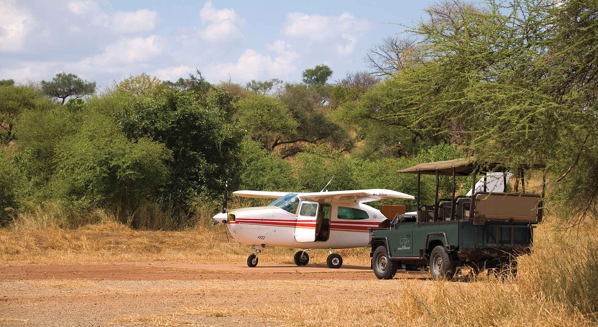 The Outpost: Flugzeug und Geländewagen