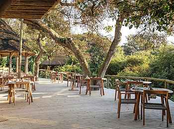 Thonga Beach Lodge: Restaurant Terrasse Thonga Beach Lodge: Restaurant Terrasse