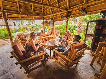 2 Friends Beach Hotel: Lounge