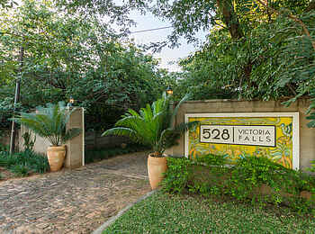 528 Victoria Falls Guesthouse: Einfahrt zum Guesthouse