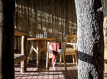 Chief's Camp: Ruhige Sitzgelegenheiten im Camp gibt es viele