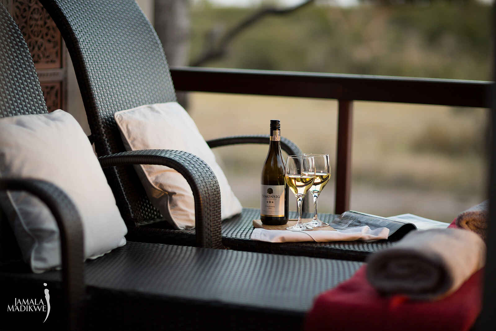 Jamala Madikwe Royal Safari Lodge: Weintrinken auf der privaten Terrasse Jamala Madikwe Royal Safari Lodge: Weintrinken auf der privaten Terrasse