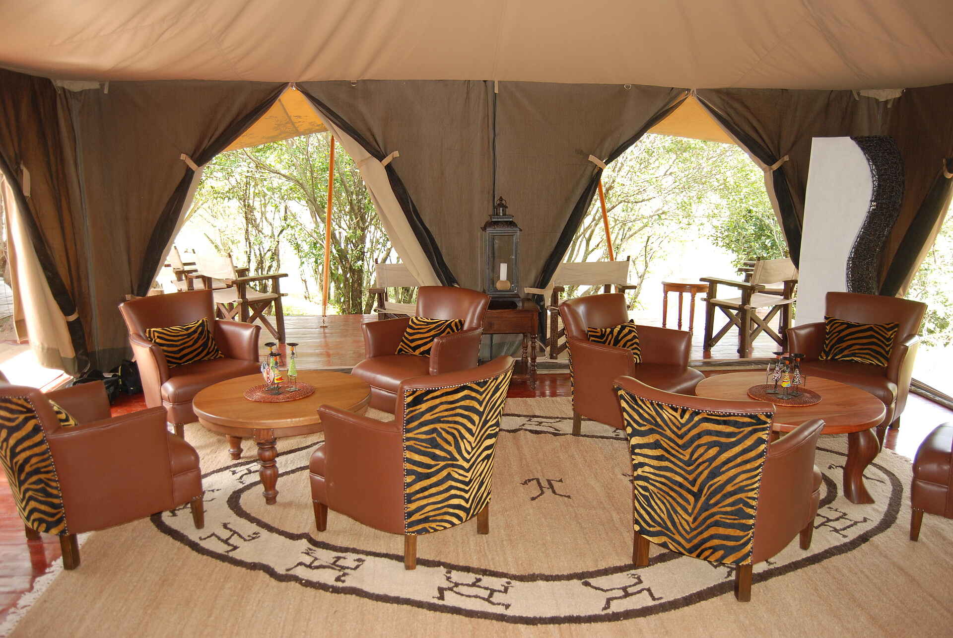 Atua Enkop, Mara National Reserve, Mara Ngenche Camp, Masai Mara, Hauptzelt, Ledersessel, Lounge, Afrikarma, Afrikarma Safaris, Afrikarma Safaris - Wildnis. Hautnah., Afrikarma.de