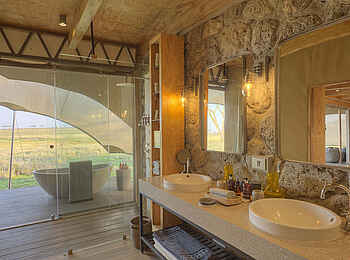 Namiri Plains Camp: Family Tent Waschtisch