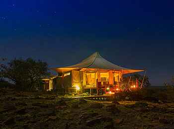 Ol Seki Hemingways Mara: Beleuchtetes Gästezelt am Abend