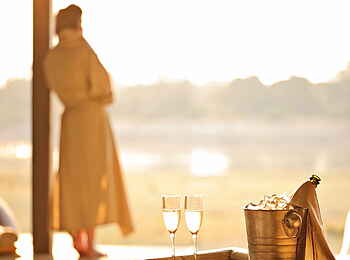 Time + Tide Chinzombo: Schaum und Schampus