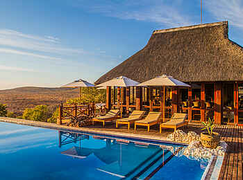 Epacha Game Lodge and Spa: Auch der Infinity Pool blickt weit über die Landschaft