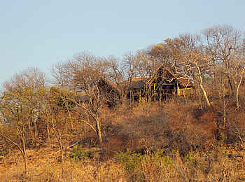 Ghoha Hills Savuti Lodge: Lage der Unterkunft am Hang