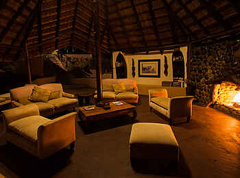 Kasaka River Lodge: Kaminfeuer in der unteren Lounge Kasaka River Lodge: Kaminfeuer in der unteren Lounge