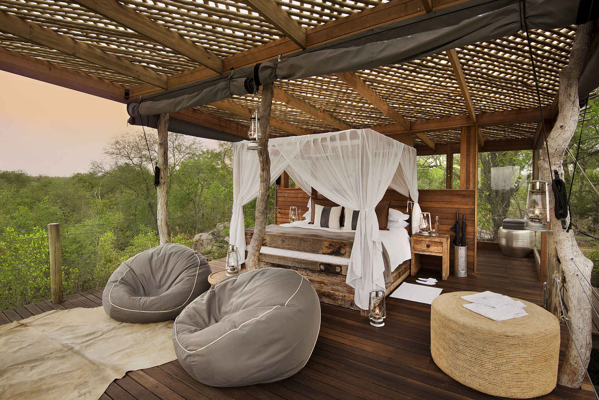 Baumhaus, Grün, Lion Sands, Lion Sands Kingston Treehouse, More, Natur, Plattform, Tree House, Treehouse, Ambient, Bett, Doppelbett, Einrichtung, Lounge, Möbel, Afrikarma, Afrikarma Safaris, Afrikarma Safaris - Wildnis. Hautnah., Afrikarma.de