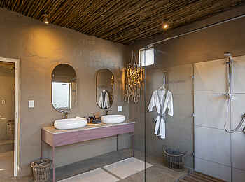 Little Kulala Lodge: Hochwertiges Badezimmer Little Kulala Lodge: Hochwertiges Badezimmer