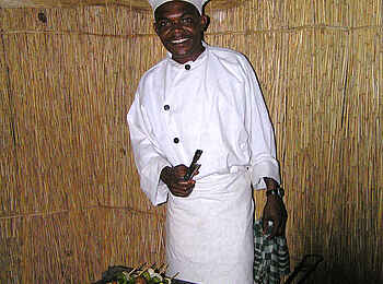 Mukambi Busanga Plains Camp: Grillmeister in Aktion Mukambi Busanga Plains Camp: Grillmeister in Aktion