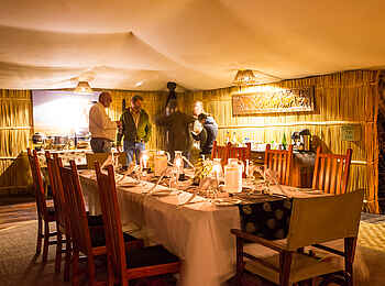 Mukambi Busanga Plains Camp: Vor dem Dinner Mukambi Busanga Plains Camp: Vor dem Dinner