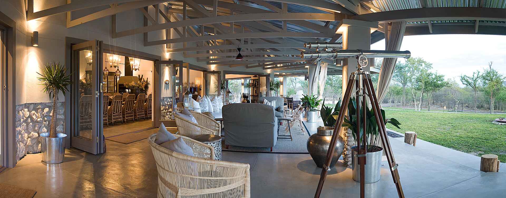 Interieur, Korbstühle, Lounge, Sessel, Spektiv, Teleskop, Veranda, Etosha, Etosha National Park, Mushara Collection, Mushara Outpost, Namutoni, Pampe Family, Etoshapfanne, Östlicher Etosharand