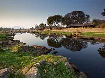 Ruaha River Lodge: Spiegelungen im Ruaha Ruaha River Lodge: Spiegelungen im Ruaha