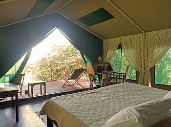 Selous Impala Camp: Verandablick vom Bett