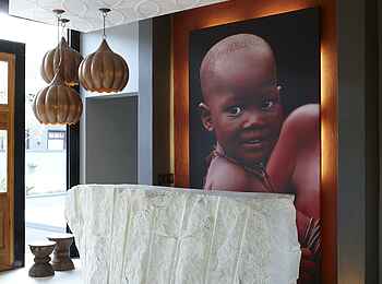 The Olive Exclusive: Granitblock neben der Bar