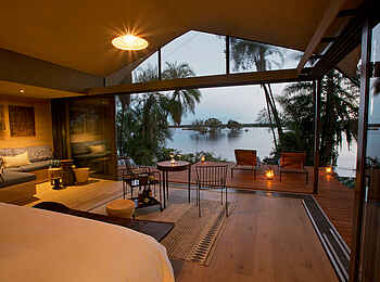 Thorntree River Lodge: Gästechalet mit Bett, Lounge und Veranda Thorntree River Lodge: Gästechalet mit Bett, Lounge und Veranda