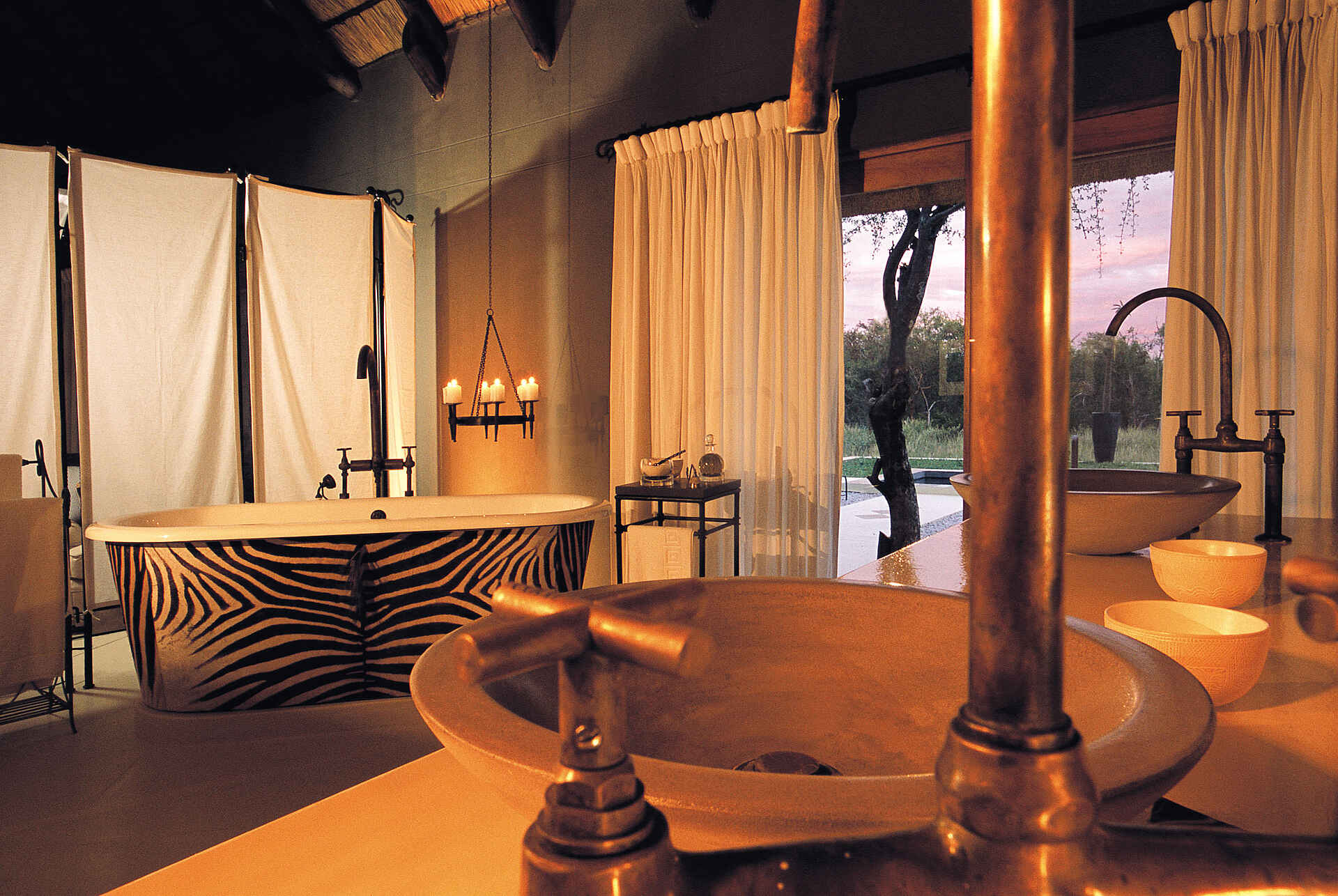 Etosha, Etosha Nationalpark, Mushara, Mushara Lodge, Namibia, Villa Mushara, Ambient, Badewanne, Badezimmer, Dekor, Einrichtung, Interior, Afrikarma, Afrikarma Safaris, Afrikarma Safaris - Wildnis. Hautnah., afrikarma.de