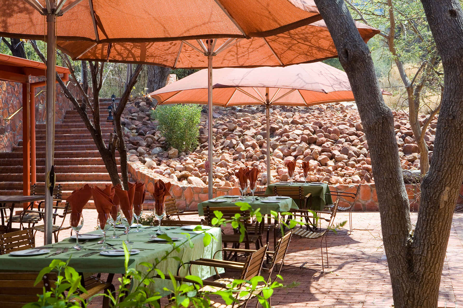 Waterberg Restcamp: Esstische im Freien Namibia, Namibia Wildlife Resorts, Otjiwarongo, Waterberg Camp, Waterberg Plateau, Ambient, Aussenanlage, Einrichtung, Stimmung, Tisch, Afrikarma, Afrikarma Safaris, Afrikarma Safaris - Wildnis. Hautnah., afrikarma.de