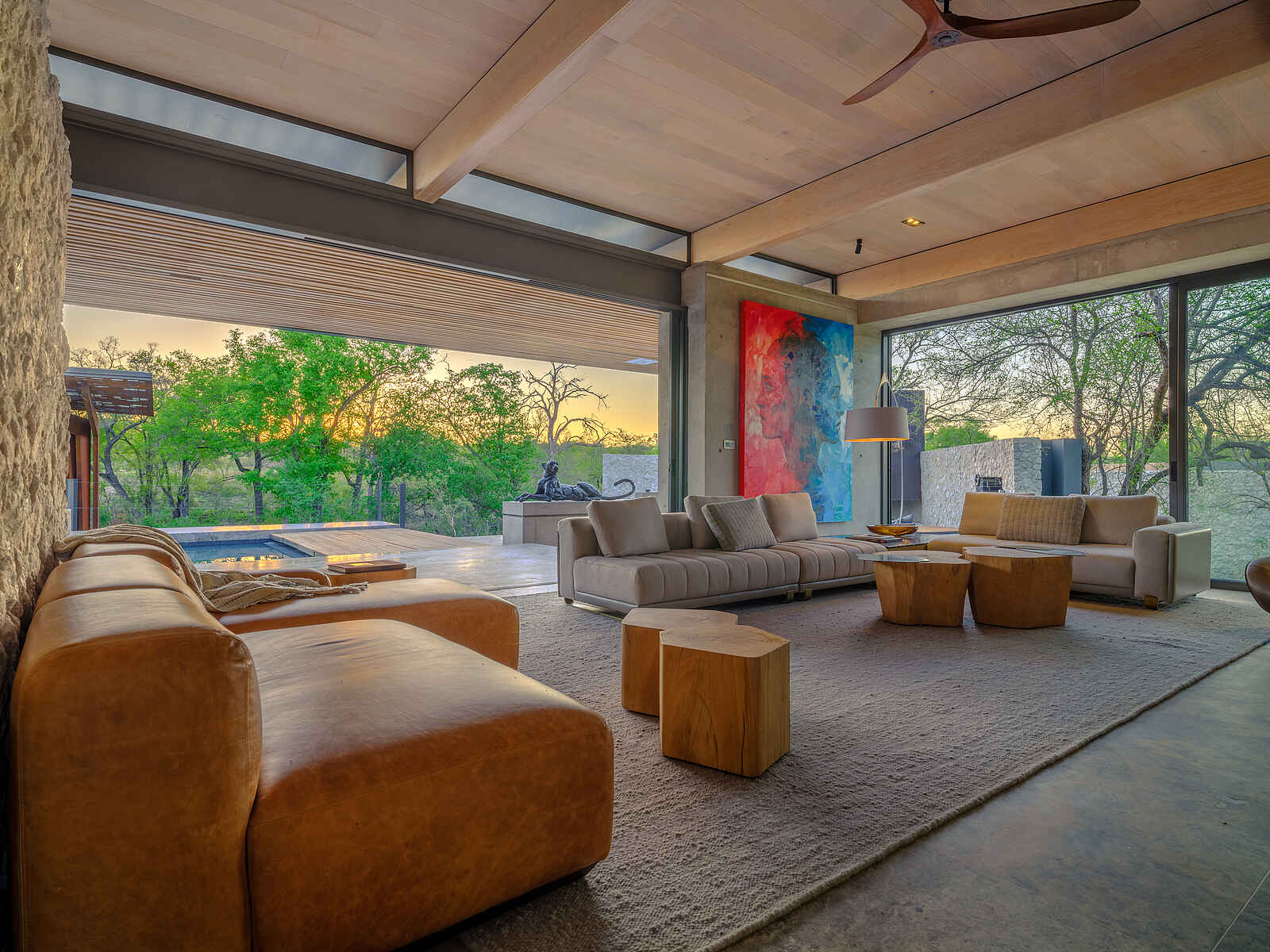 Cheetah Plains Karula House: Lounge mit Panoramafenstern Cheetah Plains Karula House: Lounge mit Panoramafenstern