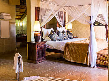 David Livingstone Safari Lodge: Bett und Jaccuzzi David Livingstone Safari Lodge: Bett und Jaccuzzi