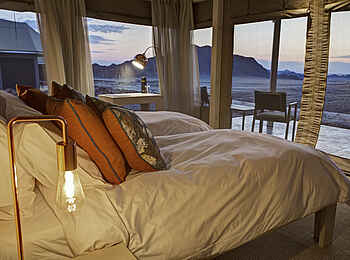 Desert Hills Glamping: Betten mit Ausblick in die Wüste Desert Hills Glamping: Betten mit Ausblick in die Wüste