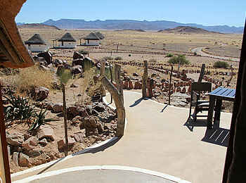 Desert Homestead: Wege zu den Gästechalets