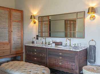 Fitzpatrick’s at Jock: Luxuriöse Waschbecken mit Spiegel