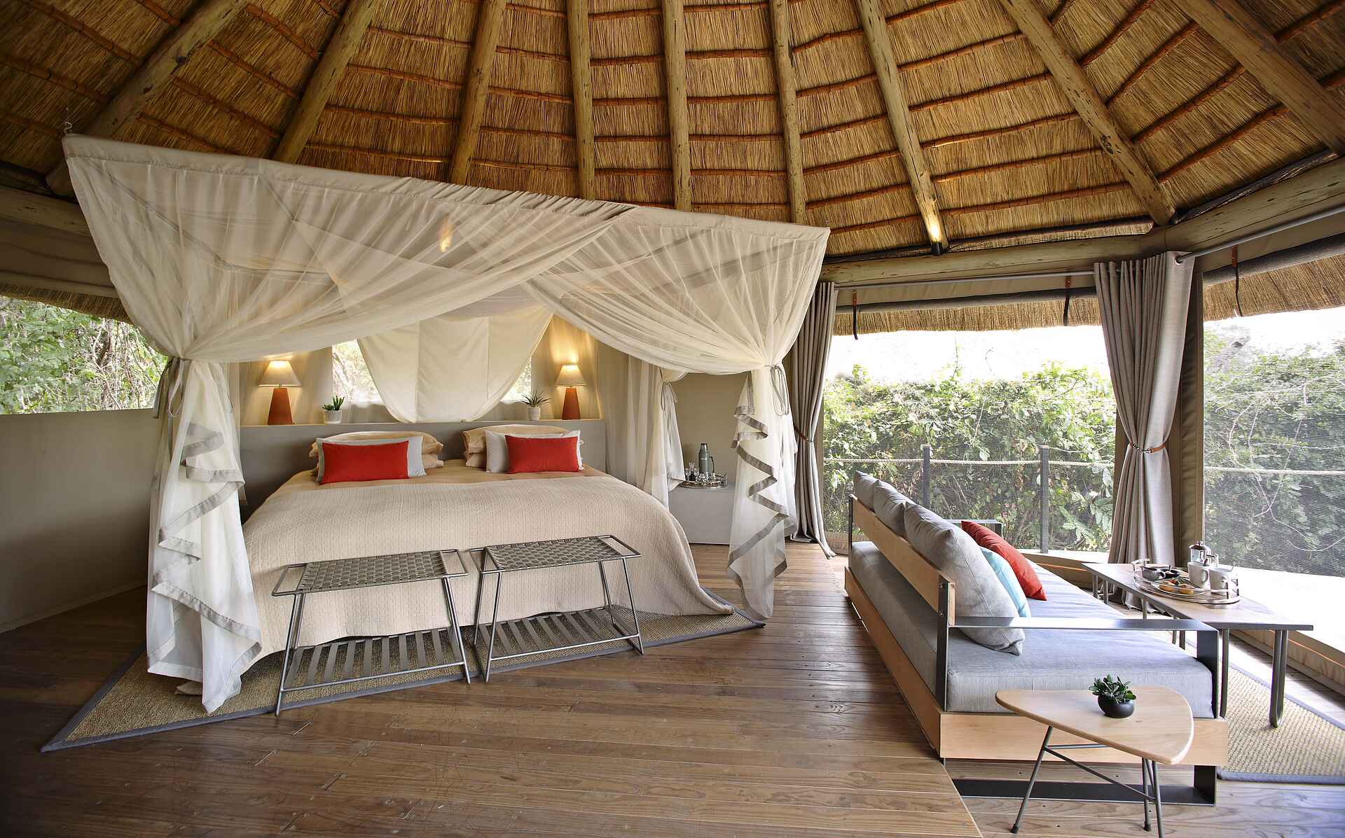 Lion Camp, Luangwa River, South Luangwa National Park, Bett, Lampen, Nachttisch, Schlafzimmer, Sofa, Afrikarma, Afrikarma Safaris, Afrikarma Safaris. Wildnis. Hautnah., Afrikarma.de