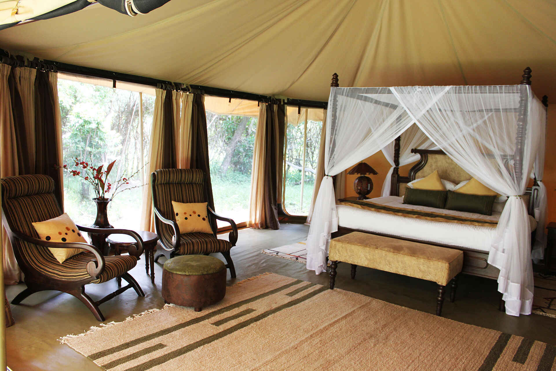 Atua Enkop, Mara National Reserve, Mara Ngenche Camp, Masai Mara, Doppelbett, Gästezelt, Teppich, Afrikarma, Afrikarma Safaris, Afrikarma Safaris - Wildnis. Hautnah., Afrikarma.de