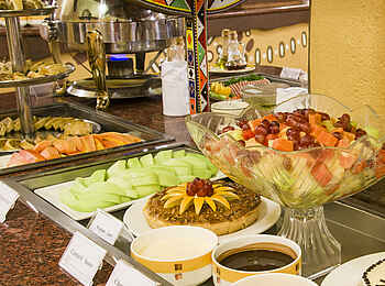 Mara Serena Safari Lodge: Buffett mit frischem Obst Mara Serena Safari Lodge: Buffett mit frischem Obst